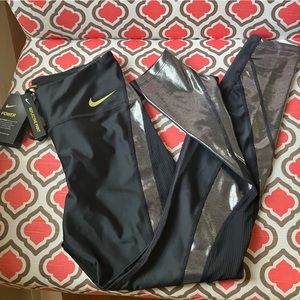 NWTs Nike Icon Clash Speed 7/8 Tights - Small